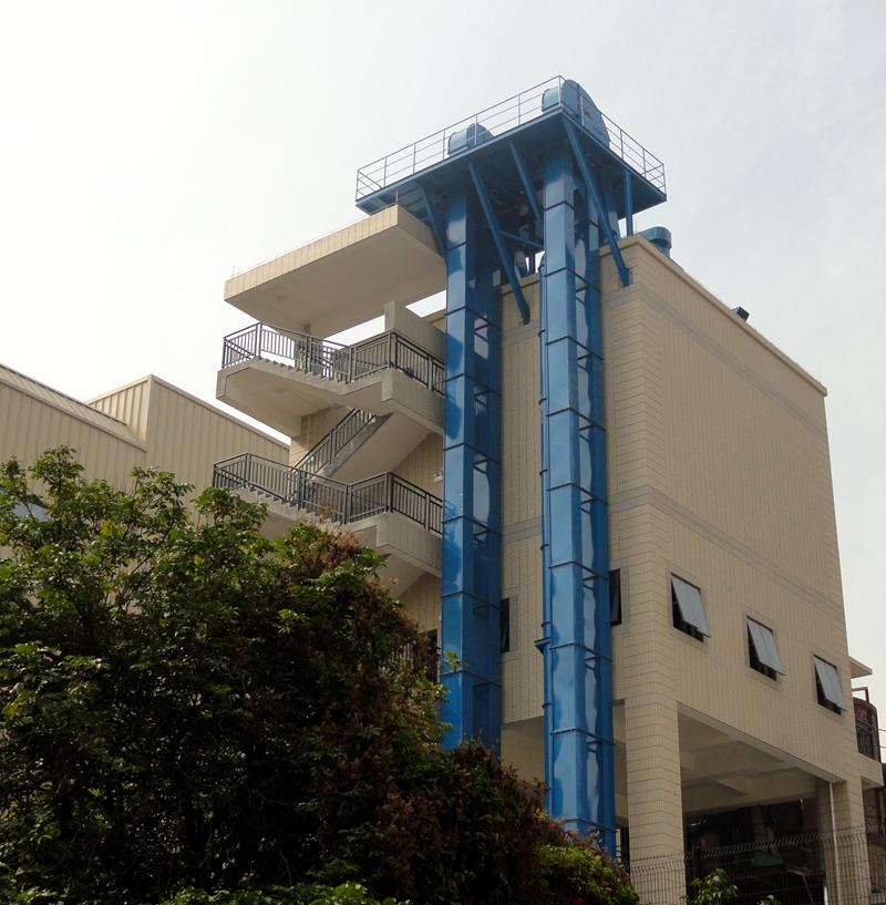 香雪制藥廠板鏈提升機現(xiàn)場圖片